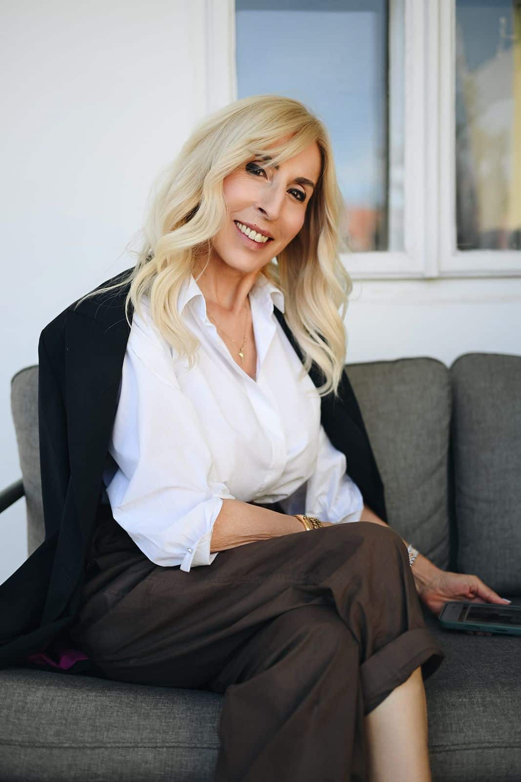 A participant sits on the sofa, resting between blocks