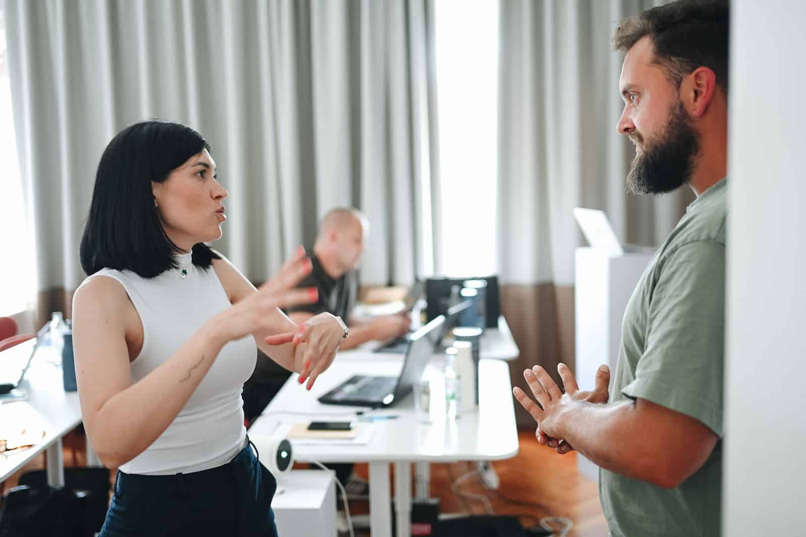 Patricija Topić talks with a participant at the working table